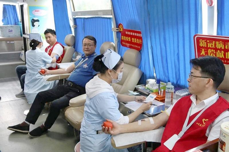 公司開展“抗擊疫情獻熱血，丹心向黨黨旗紅”無償獻血活動