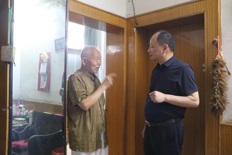 公司黨委書記、董事長周鴻春節慰問老黨員、軍轉干部