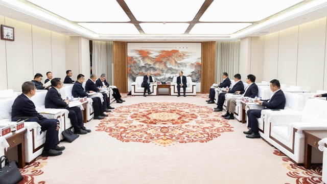 莫鼎革與中國(guó)一重黨委書記、董事長(zhǎng)徐鵬舉行會(huì)談