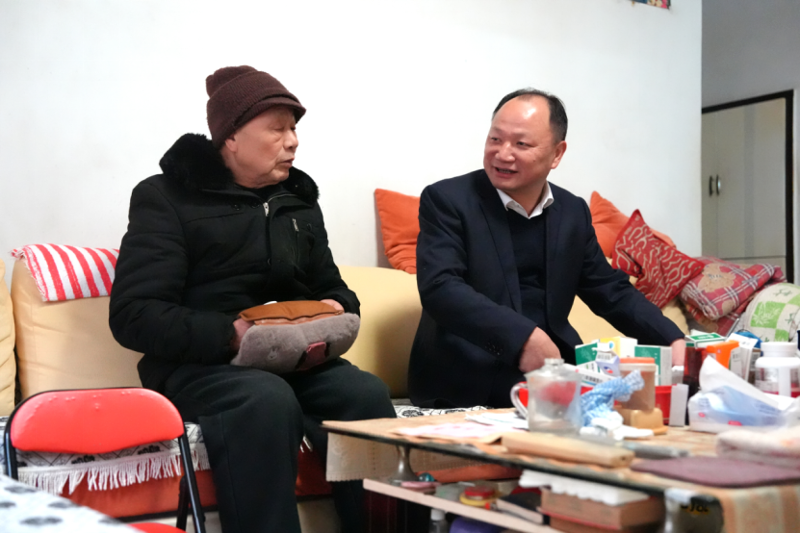 公司黨委走訪慰問困難黨員和困難職工、看望慰問老領導和老同志