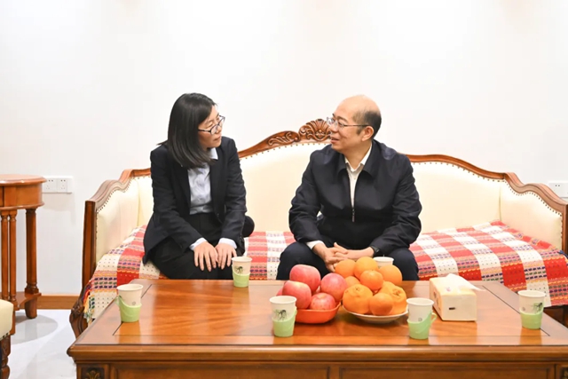 國(guó)務(wù)院國(guó)資委黨委委員、副主任譚作鈞看望慰問中國(guó)化學(xué)“時(shí)代楷模”邱軍同志家屬