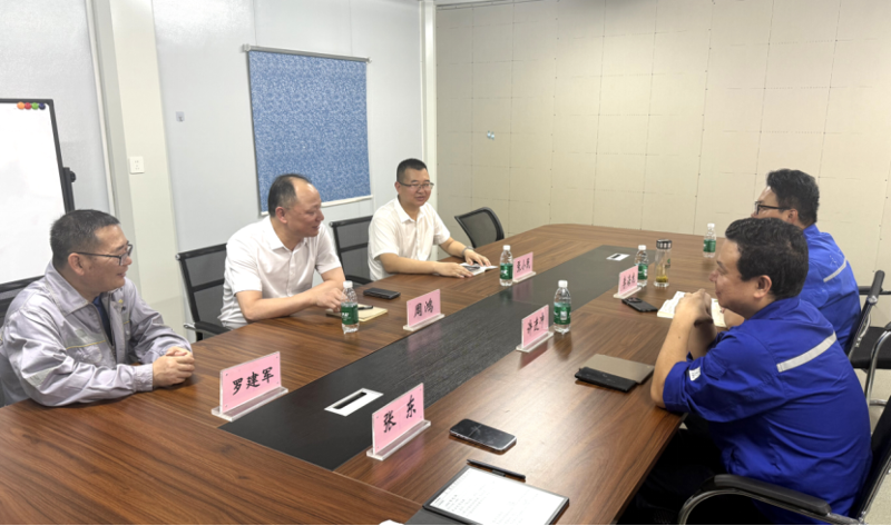 周鴻與湖北徽陽新材料有限公司董事長許進沖舉行會談