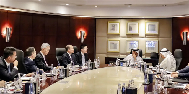 莫鼎革拜會(huì)阿聯(lián)酋阿布扎比酋長國王室成員謝赫·蘇魯爾親王